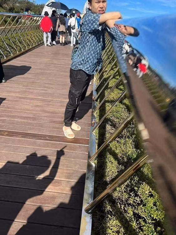 Dù trường hợp này xuất hiện nhiều nhưng không ít người vẫn không may mắn gặp được người bạn chụp ảnh có tâm. Ảnh: Fanpage Chửi thuê