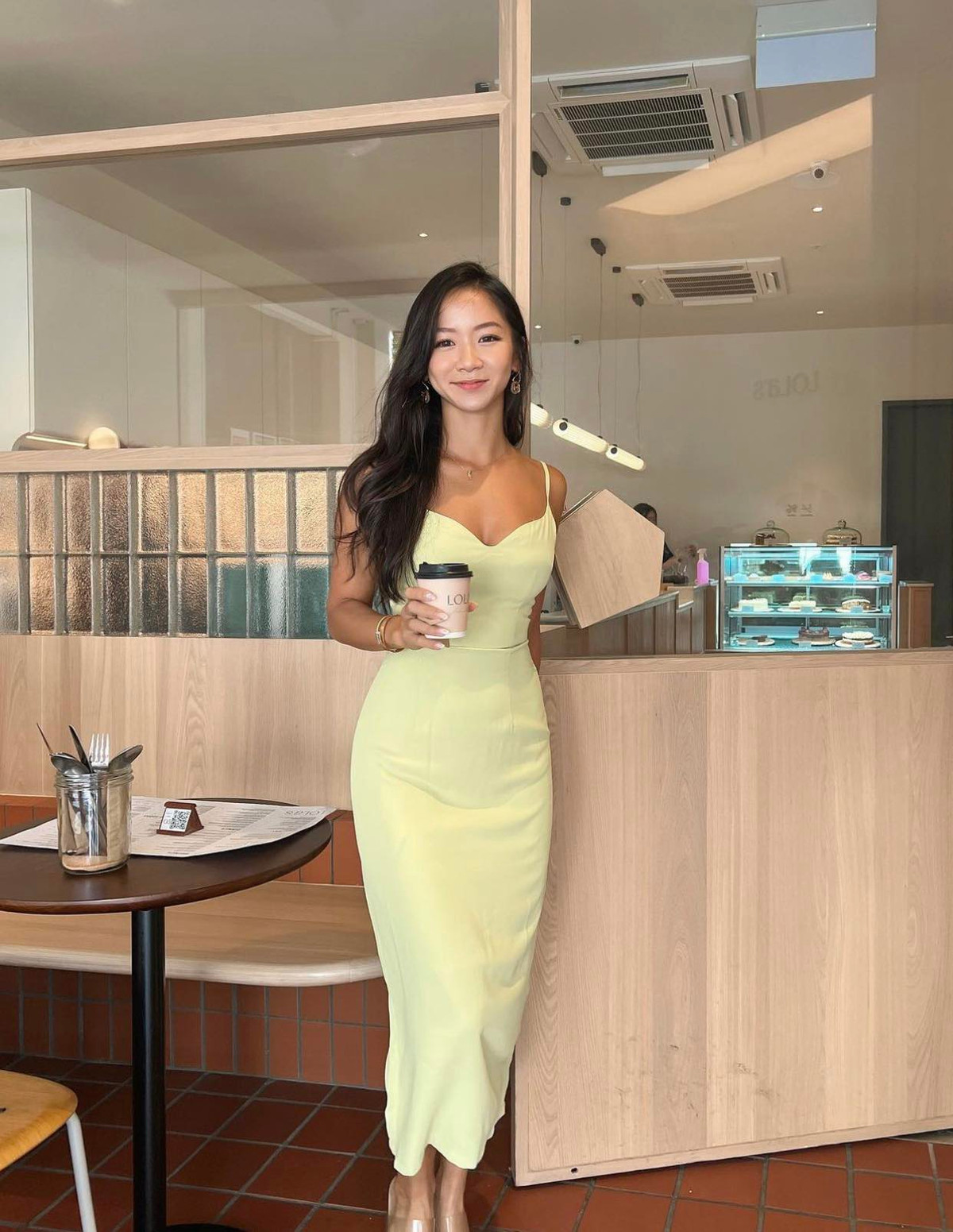 Những chiếc đầm dáng dài, với đường cắt xẻ khéo léo nhằm khoe đôi chân dài hay bờ vai thon luôn là sự lựa chọn hàng đầu của người đẹp này khi tham gia các sự kiện.