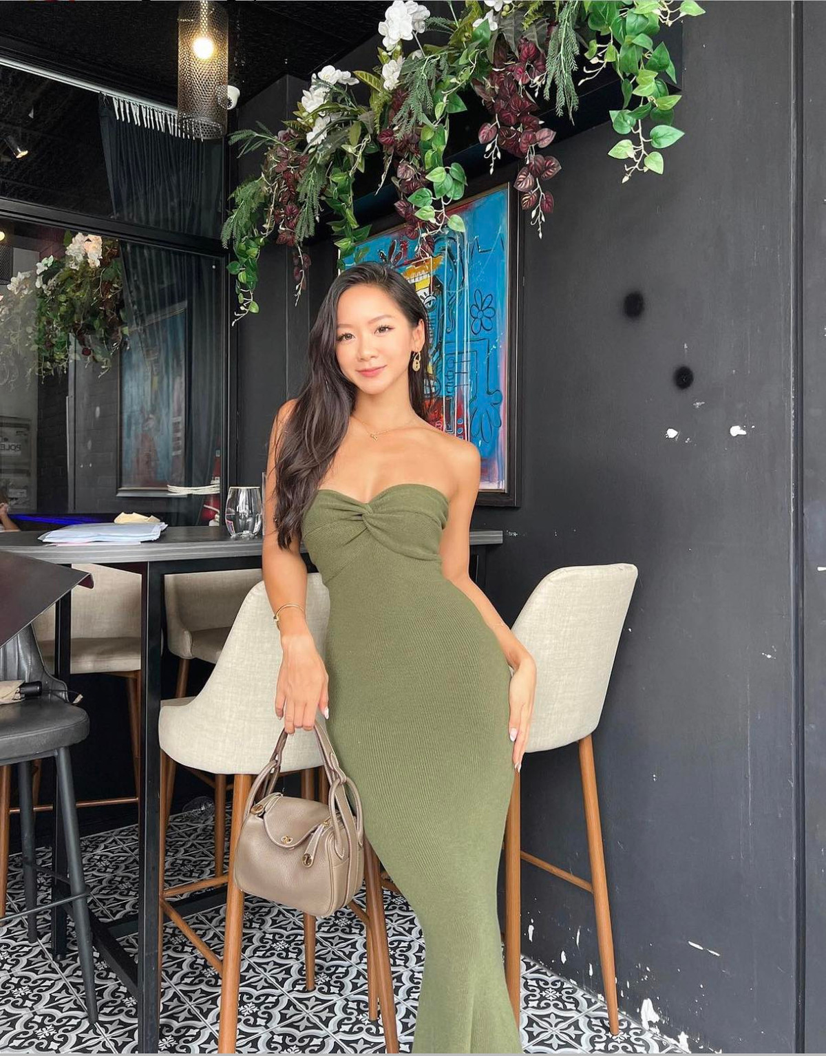 Nhờ cách phối đồ và khéo chọn trang phục cắt xẻ vừa phải mà người đẹp vẫn khoe được body đẹp mà không phản cảm.