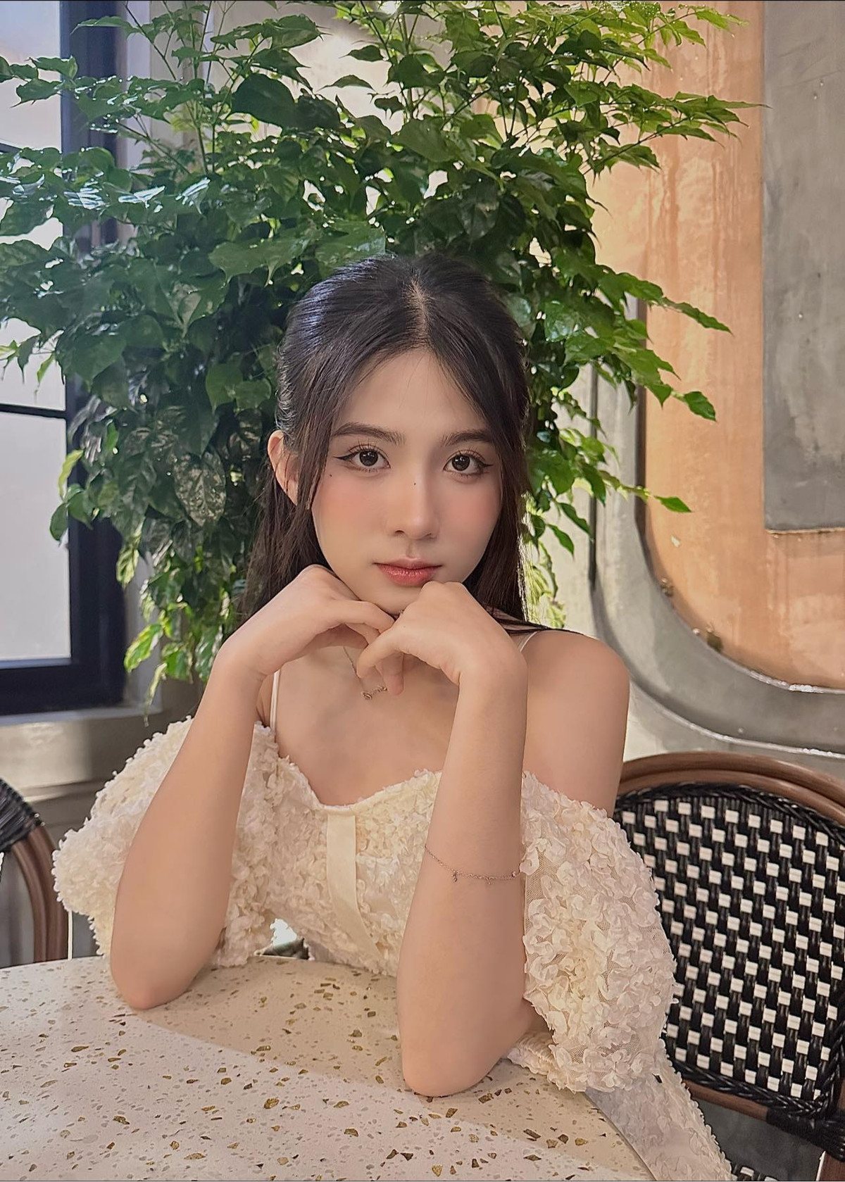 Sau 4 năm, Quỳnh Trang không có nhiều thay đổi về phong cách. Cô nàng vẫn trung thành với phong cách ngọt ngào, nữ tính, phù hợp với tính cách nhẹ nhàng, bay bổng của cô.