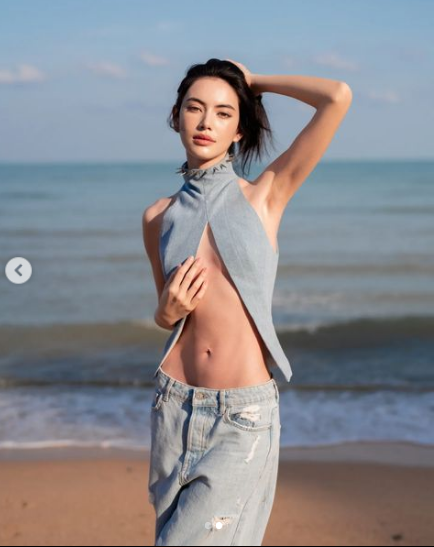 Mai Davika còn là gương mặt quen thuộc với khán giả Việt khi trở thành nàng thơ của Sơn Tùng M-TP trong MV Chạy Ngay Đi (2018).