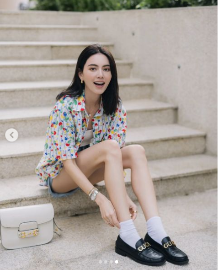 Mặc dù thân hình có gầy gò nhưng vòng eo siêu nhỏ, siêu thực của cô lại khiến nhiều người trầm trồ.