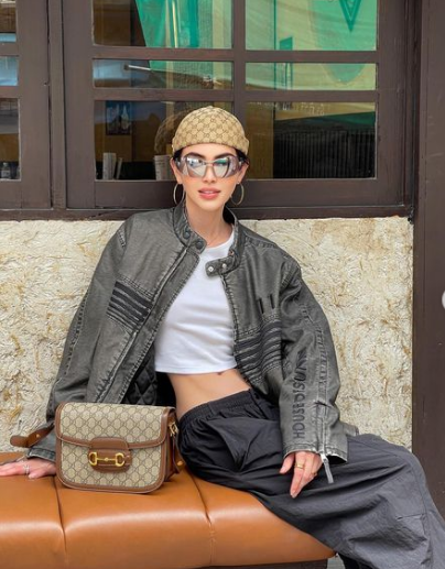 Được biết, Mai Davika trong những năm gần đây mong muốn hoạt động sâu hơn vào lĩnh vực thời trang nên cô nàng mới đặc biệt quản lý cân nặng của mình để đạt chuẩn một siêu mẫu.