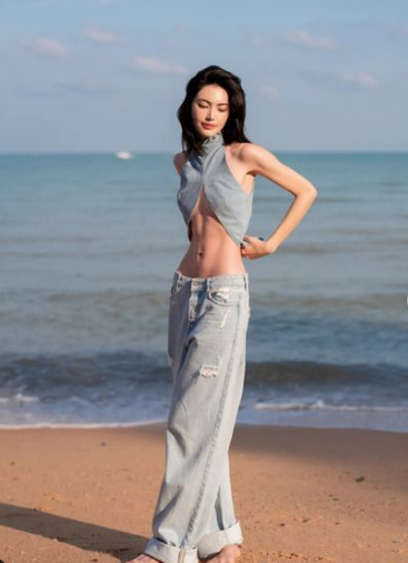 Mai Davika sinh năm 1992, từng vang danh khắp châu Á với vai diễn ma nữ xinh đẹp trong Tình Người Duyên Ma.