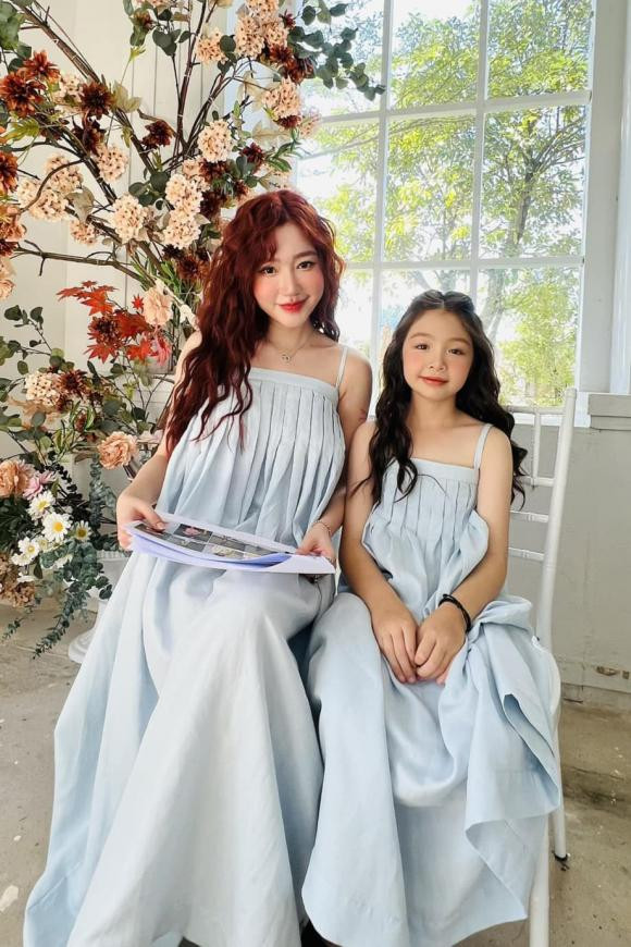 Màn trò chuyện của hot girl Elly Trần và con gái lập tức gây chú ý khi cô bé Cadie Mộc Trà hỏi chuyện bố chọn bồ nhí mà không chọn vợ mình.