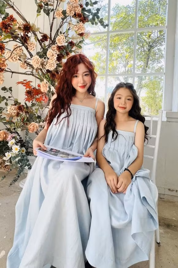 Màn trò chuyện của hot girl Elly Trần và con gái lập tức gây chú ý khi cô bé Cadie Mộc Trà hỏi chuyện bố chọn bồ nhí mà không chọn vợ mình.