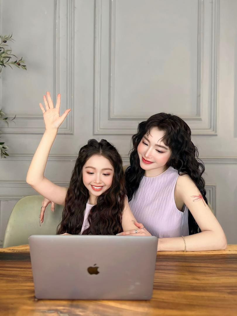 Cụ thể, con gái Elly Trần hỏi: "Con có thắc mắc là vì sao ba lại thích một người con gái bằng con, cao bằng con luôn á. Trong khi mẹ con vừa cao, chân đẹp, chân dài thế này, da trắng... tự nhiên yêu người khác phí quá. Trong khi mami đẹp vậy".