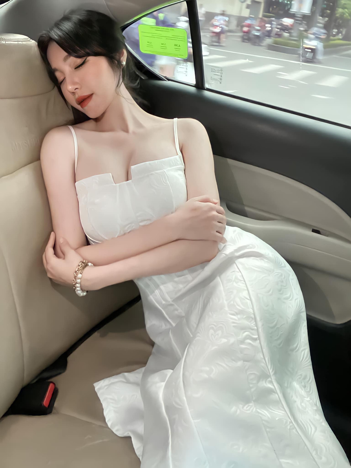 Elly Trần tên thật là Nguyễn Kim Hồng, là một trong những hot girl đời đầu của showbiz Việt.