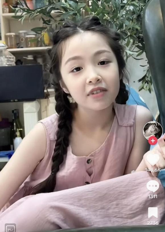 Mới đây, trên kênh TikTok chính thức, Elly Trần tung đoạn clip ngắn ghi lại cuộc hội thoại cùng con gái là bé Cadie.