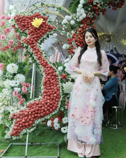 Chia sẻ với Dân Trí, bà Trần Thị Minh Toàn (48 tuổi, thị trấn Chũ, huyện Lục Ngạn, tỉnh Bắc Giang, mẹ của cô dâu Diệp Anh) cho hay, bà đã nảy ra ý tưởng làm cổng hoa cưới kết hợp mô hình bản đồ Việt Nam bằng vải thiều. Ảnh: Dân trí