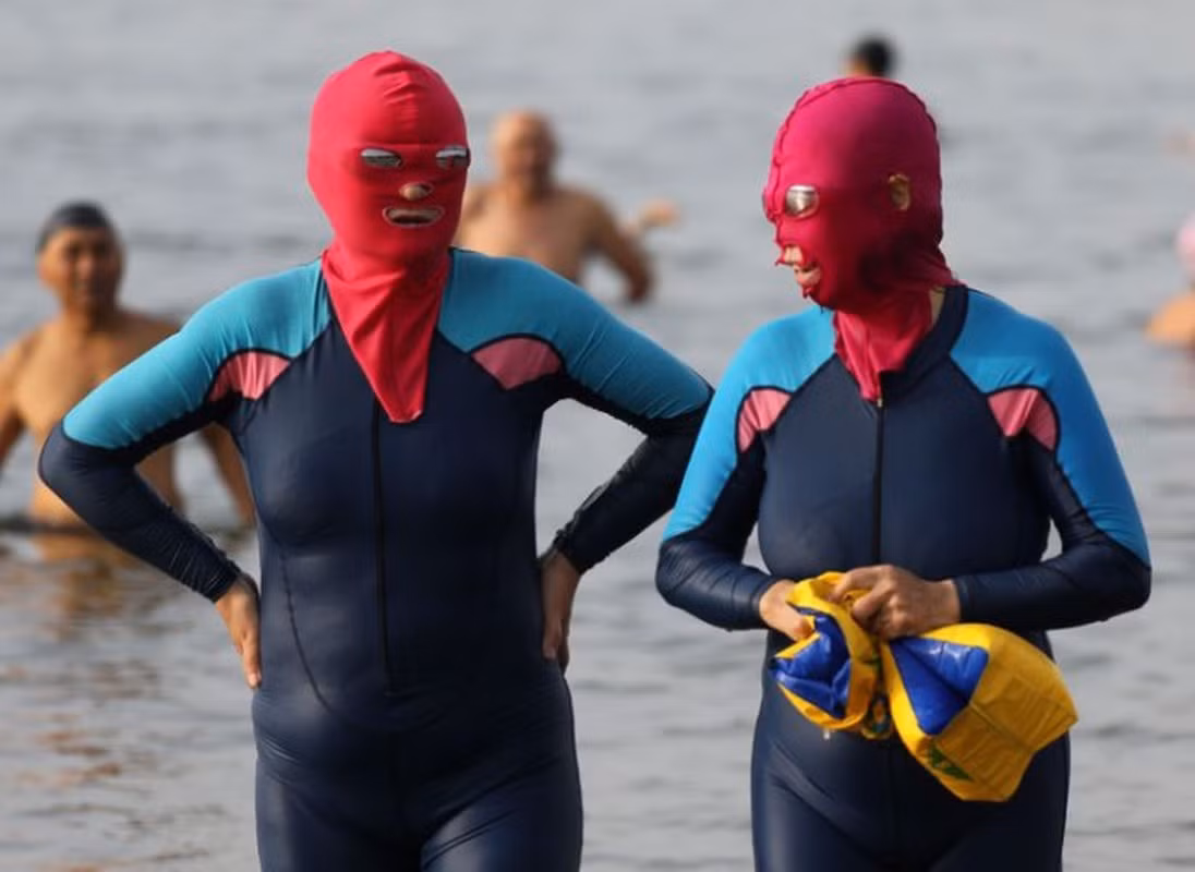 Khi nhìn những hình ảnh độc lạ như trên, nhiều người hài hước bình luận hỏi chỗ mua để dành mặc trong dịp đi du lịch biển sắp tới. Ảnh: Internet