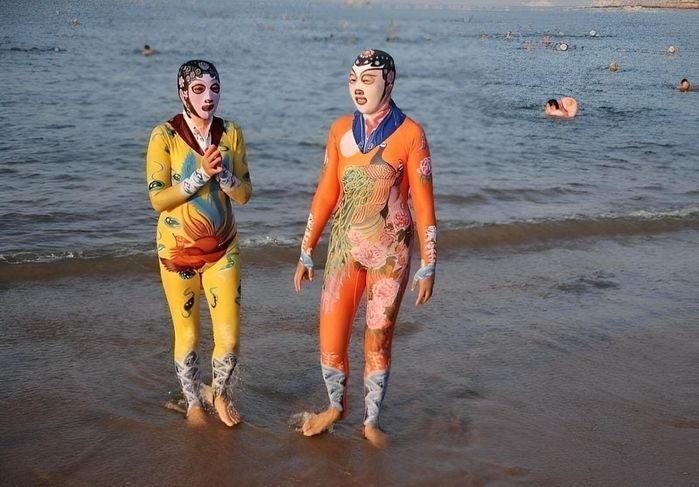 Thông thường, khi đi biển thì các chị em phụ nữ ai cũng chuẩn bị cho mình một bộ bikini để thả dáng và tắm biển. Tuy nhiên thời gian gần đây, những trang phục tắm biển kín mít từ đầu đến chân lại lên ngôi, đặc biệt áp dụng cho mùa hè nắng nóng.