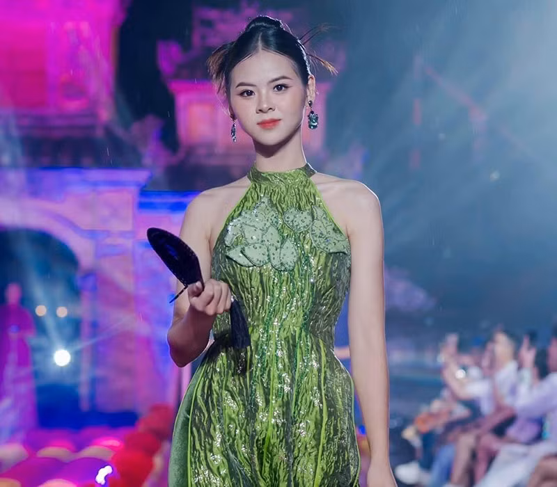 Hình ảnh ngày nào mộc mạc năng động với đồ thể thao của cô từng gây thương nhớ cho nhiều người. Ngân Hà hiện tại được dự đoán đạt được thứ hạng cao trong đêm chung kết.