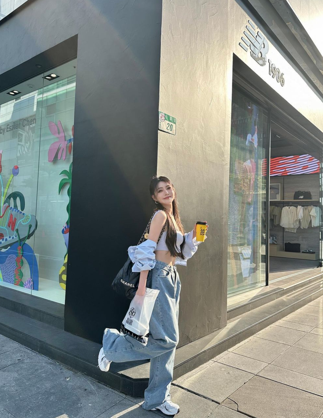 Nàng hot girl được nhận xét có gương mặt ngây thơ, trái ngược với phong cách gợi cảm, có phần táo bạo mà cô theo đuổi.