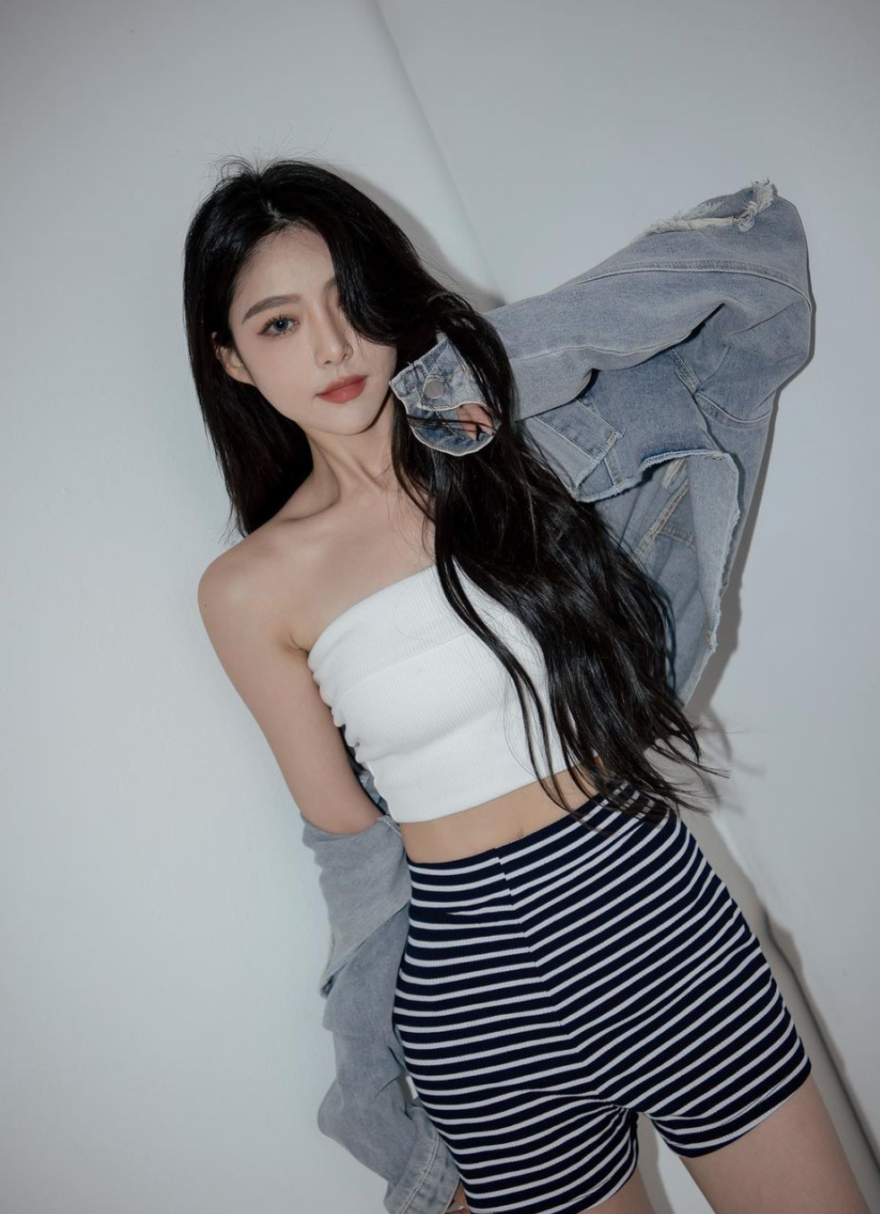 Người đẹp Đài Loan có chiều cao không quá nổi bật 1,64m, song tỷ lệ cơ thể cân đối, đặc biệt là đôi chân dài đã giúp cô trở thành người mẫu nổi danh trên mạng xã hội.