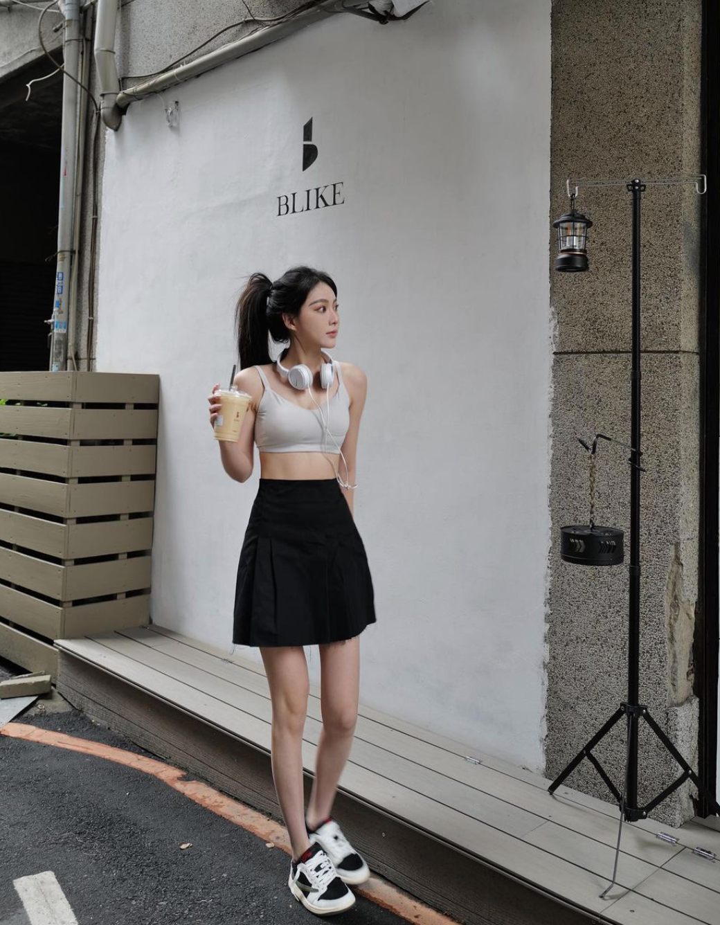 Cô có làn da trắng sáng, nét đẹp thanh thuần với đôi mắt to, mũi cao cùng nụ cười ngọt ngào.