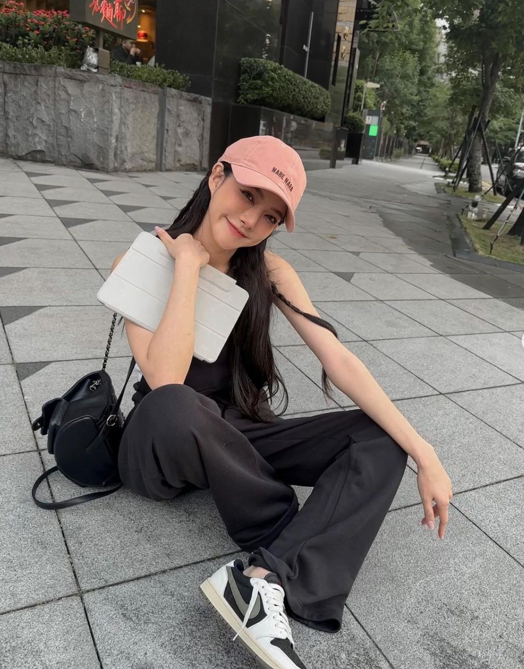 Trong những bộ ảnh thường ngày, cô thường diện trang phục trẻ trung, năng động, chủ yếu kết hợp áo crop-top với quần jeans hoặc những chiếc váy ôm sát đường cong gợi cảm.