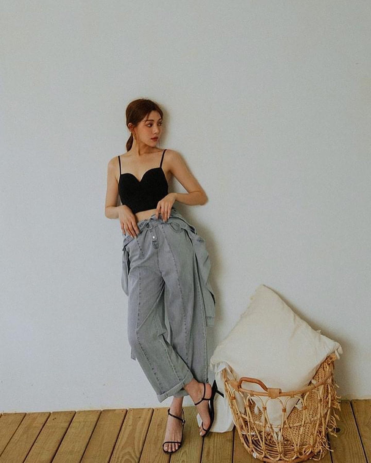 Cô có thu nhập lớn thông qua kênh vlog và các bài đăng trên kênh cá nhân.