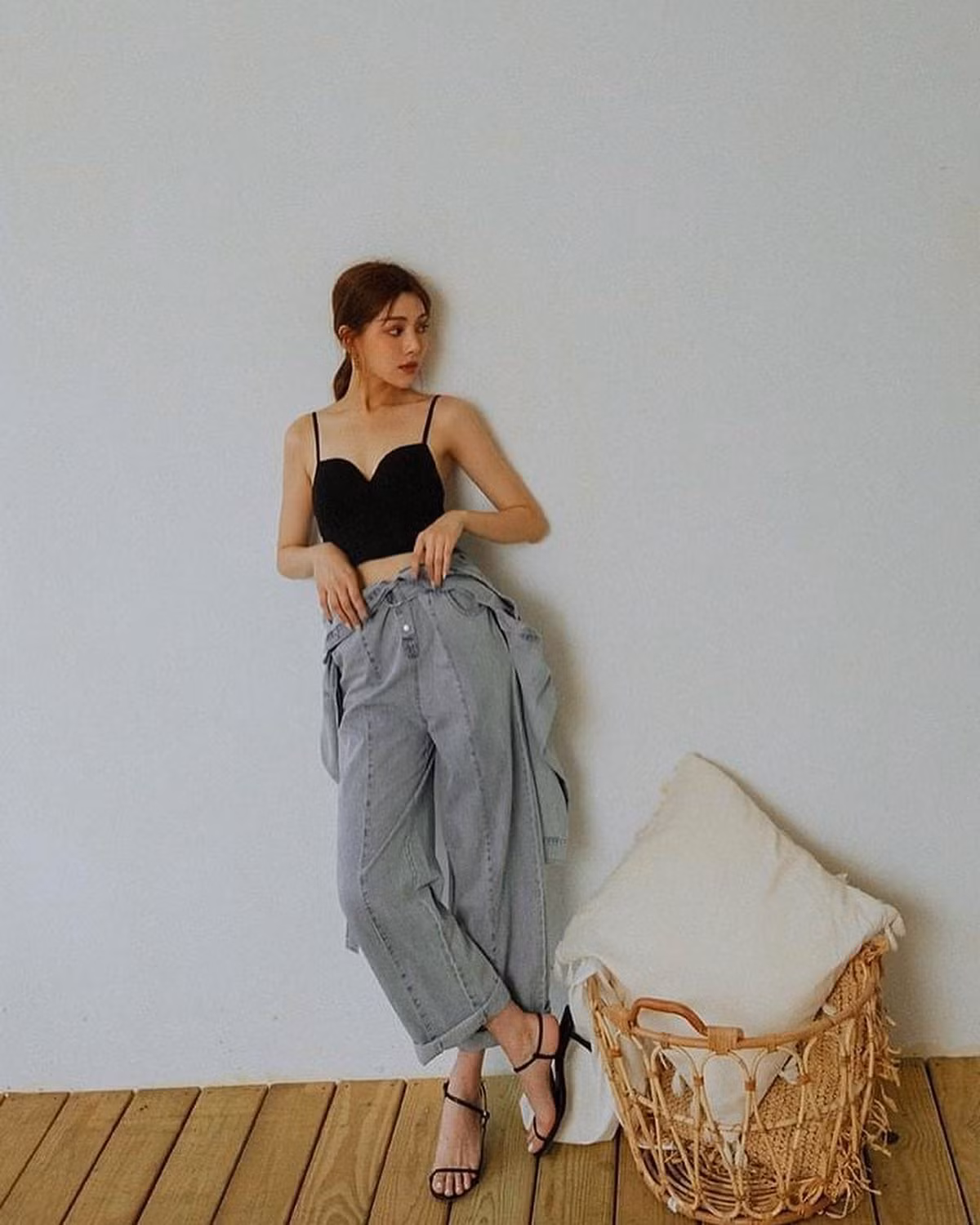 Cô có thu nhập lớn thông qua kênh vlog và các bài đăng trên kênh cá nhân.