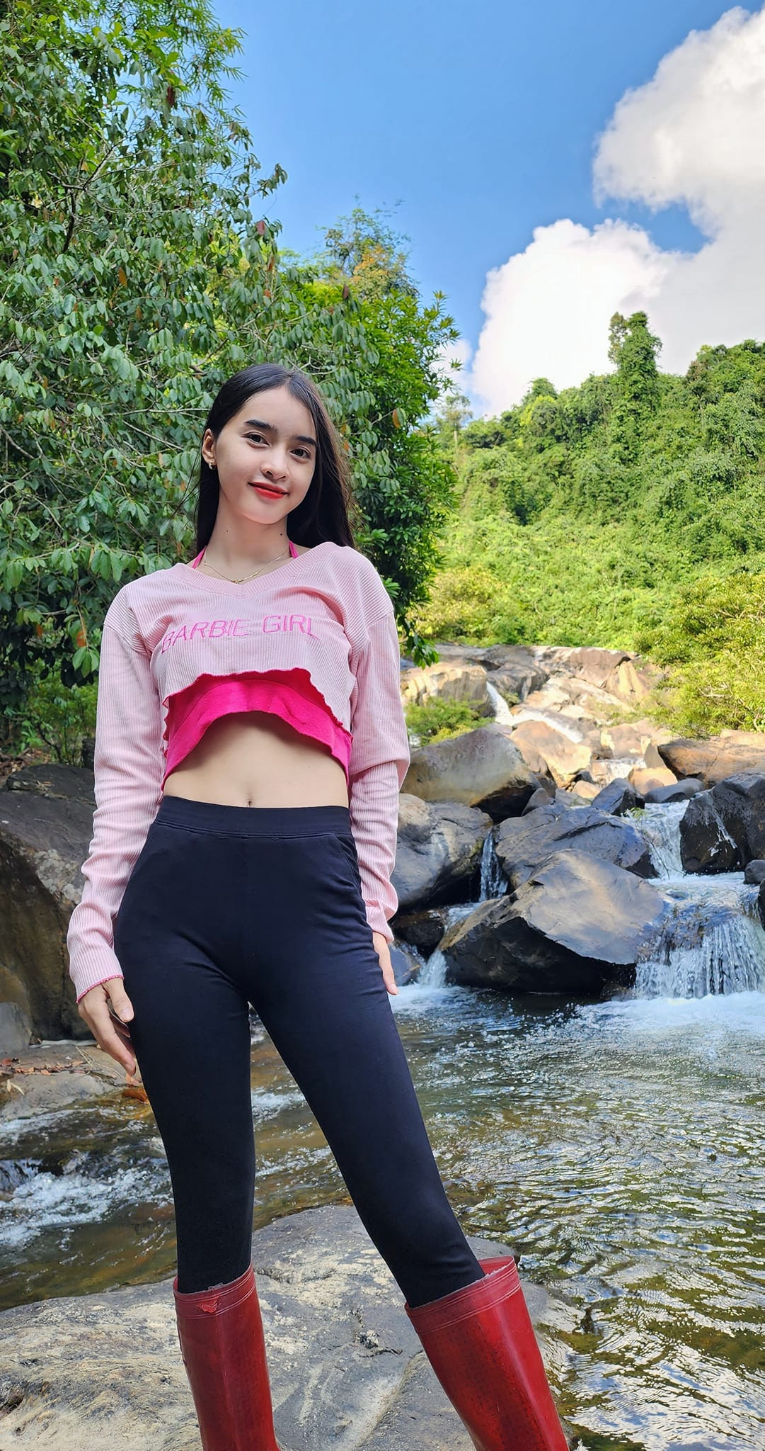 Sau nổi tiếng, Yona Cươn quyết định tập tành kinh doanh online, cố gắng kiếm thêm thu nhập giúp đỡ bố mẹ.