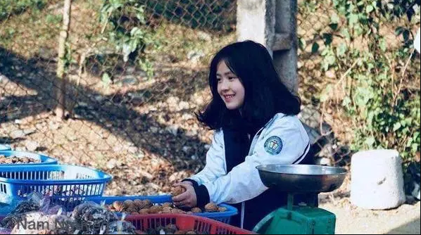 Bên cạnh Mua Thị Dua, cô bé Vàng Thị Sinh cũng nổi tiếng từ khoảnh khắc bán lê.