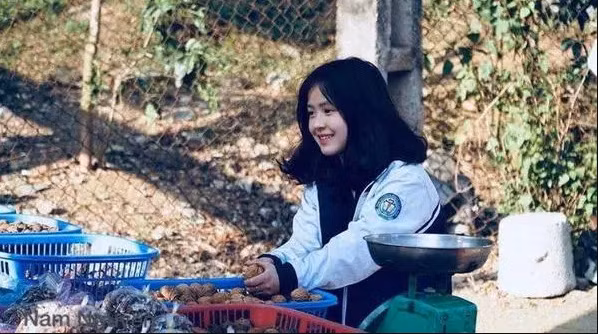 Bên cạnh Mua Thị Dua, cô bé Vàng Thị Sinh cũng nổi tiếng từ khoảnh khắc bán lê.