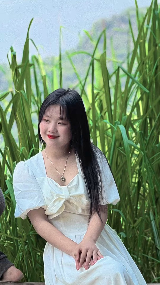 Sự thay đổi của Mua Thị Dua được netizen hết mực khen ngợi. Nhờ khoản thù lao khổng lồ của bản thân, cô bé cũng đã giúp bố mẹ ở quê xây nhà, mua xe máy...