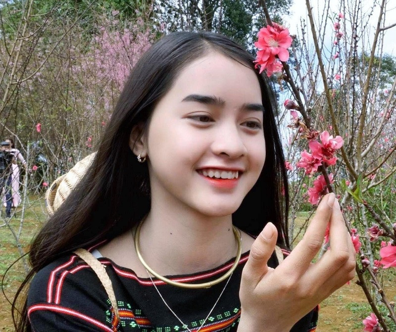 Yona Cươn tên thật là Đinh Thị Cươn, sinh năm 2004, người Ba Na nổi tiếng từ những clip nhảy nhót trên mạng xã hội. Thời điểm đó, số người theo dõi Yona rất đông đảo, còn đặt cho cô nàng biệt danh "sơn nữ Ba Na".