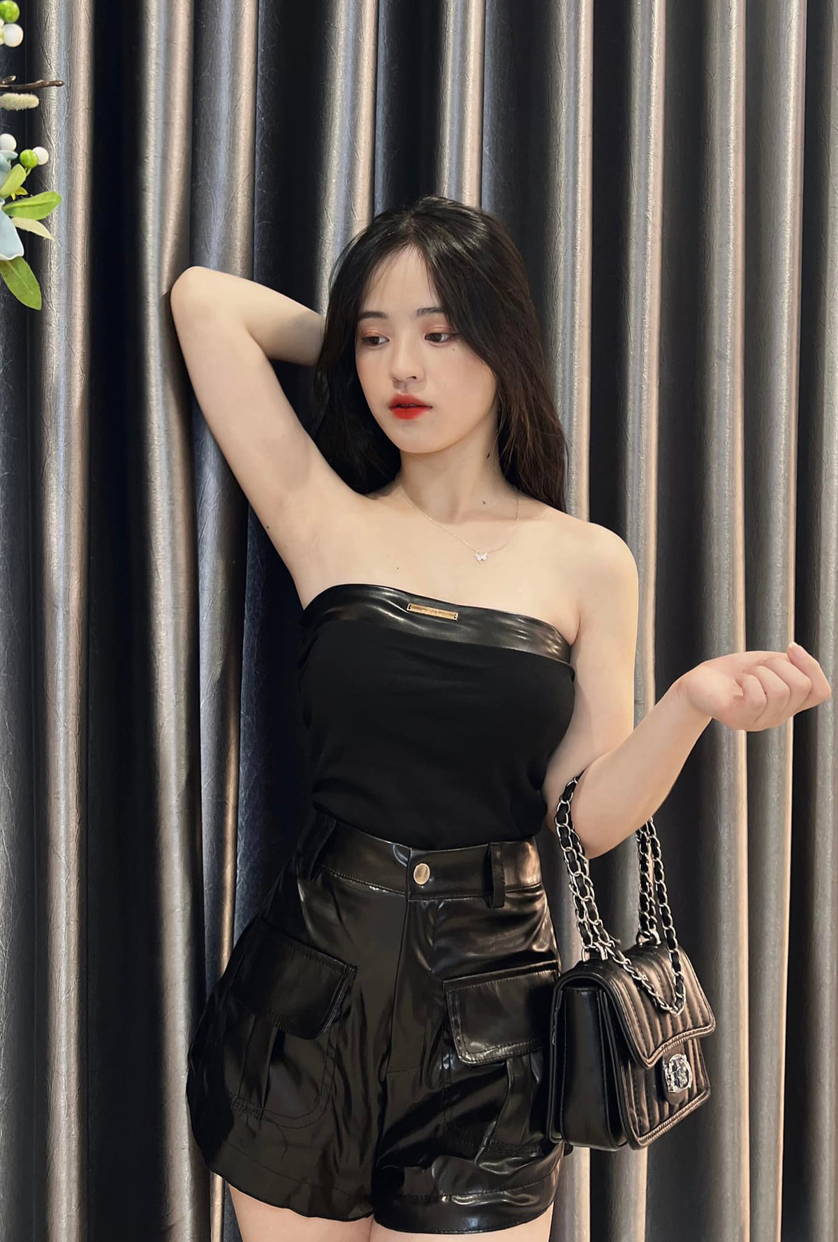 Chỉ sau vài năm, cô bé bán lê đã trưởng thành hơn rất nhiều, nhan sắc cũng ngày càng thăng hạng.