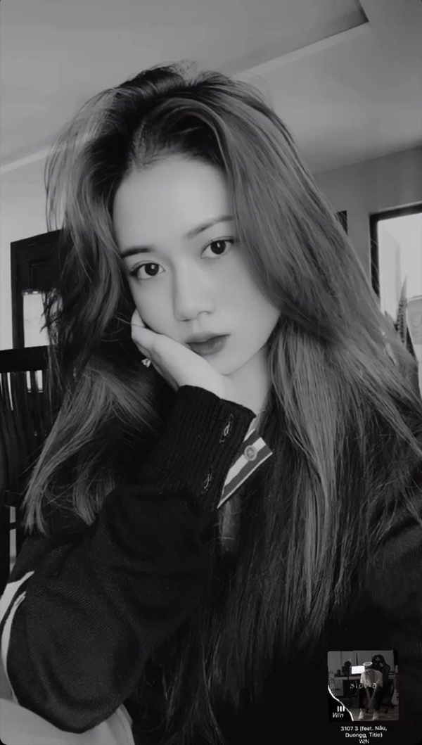 Hoàng Yến sở hữu gương mặt nhỏ nhắn, đôi mắt to tròn và sống mũi thẳng. Thế nên bức hình nào của cô cũng được netizen khen “đứ đừ” vì visual đẹp không góc chết.