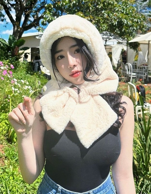 Bạn gái Quốc Việt sở hữu vẻ ngoài xinh đẹp và phong cách gợi cảm.