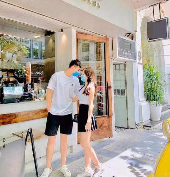 Quan Văn Chuẩn (sinh năm 2001) - thủ thành số 1 của U22 Việt Nam cũng nhận được sự quan tâm khi có cô bạn gái xinh đẹp như hot girl. Được biết bạn gái của Văn Chuẩn là Nguyễn Vũ Dương Hà, cô tốt nghiệp Học viện Ngân và đã hoàn thành bậc học thạc sĩ, hiện đang là nhân viên văn phòng.