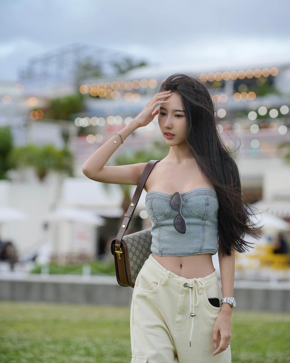 Cô nàng cũng tận dụng lợi thế, dấn thân sang con đường làm người mẫu.