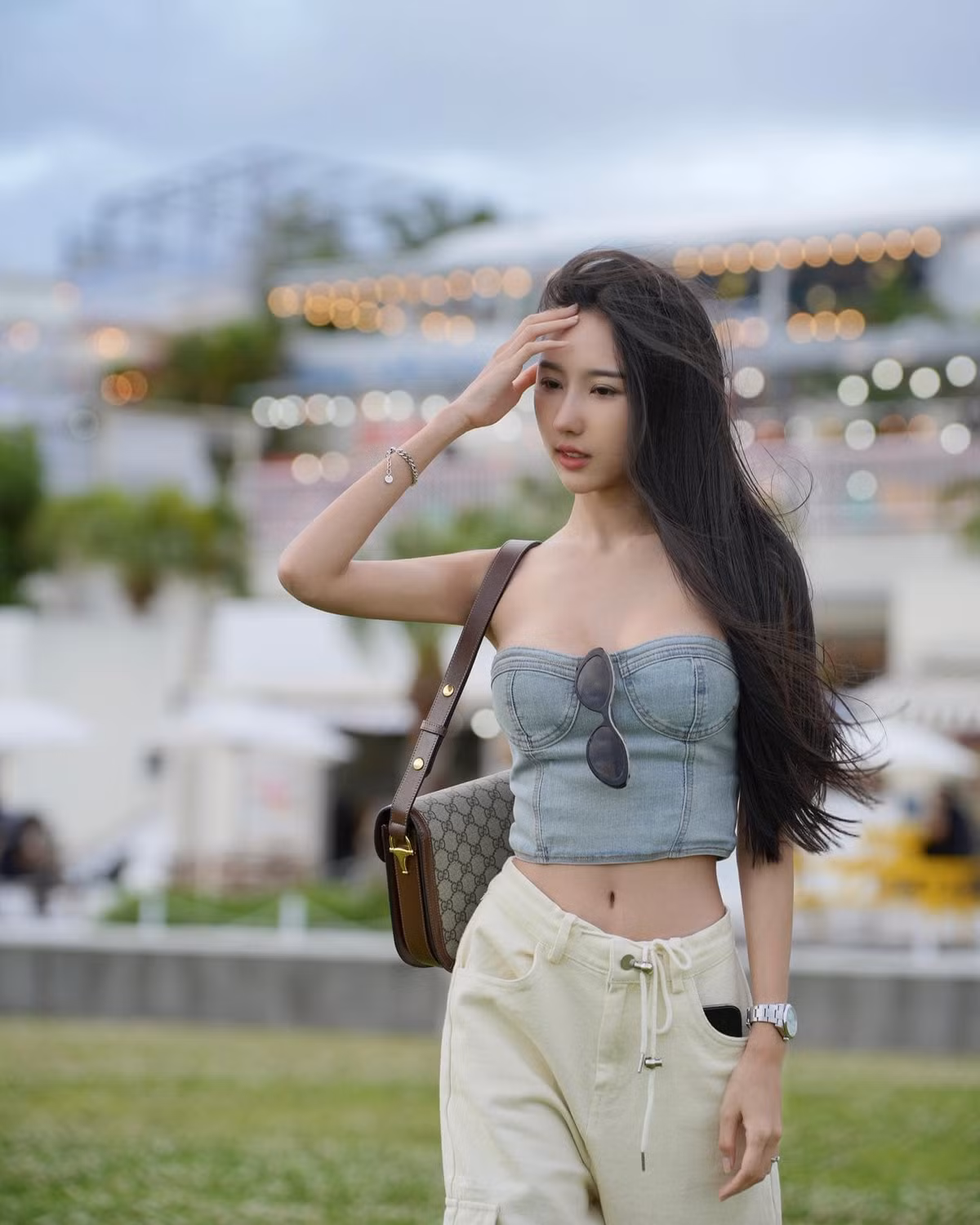 Cô nàng cũng tận dụng lợi thế, dấn thân sang con đường làm người mẫu.