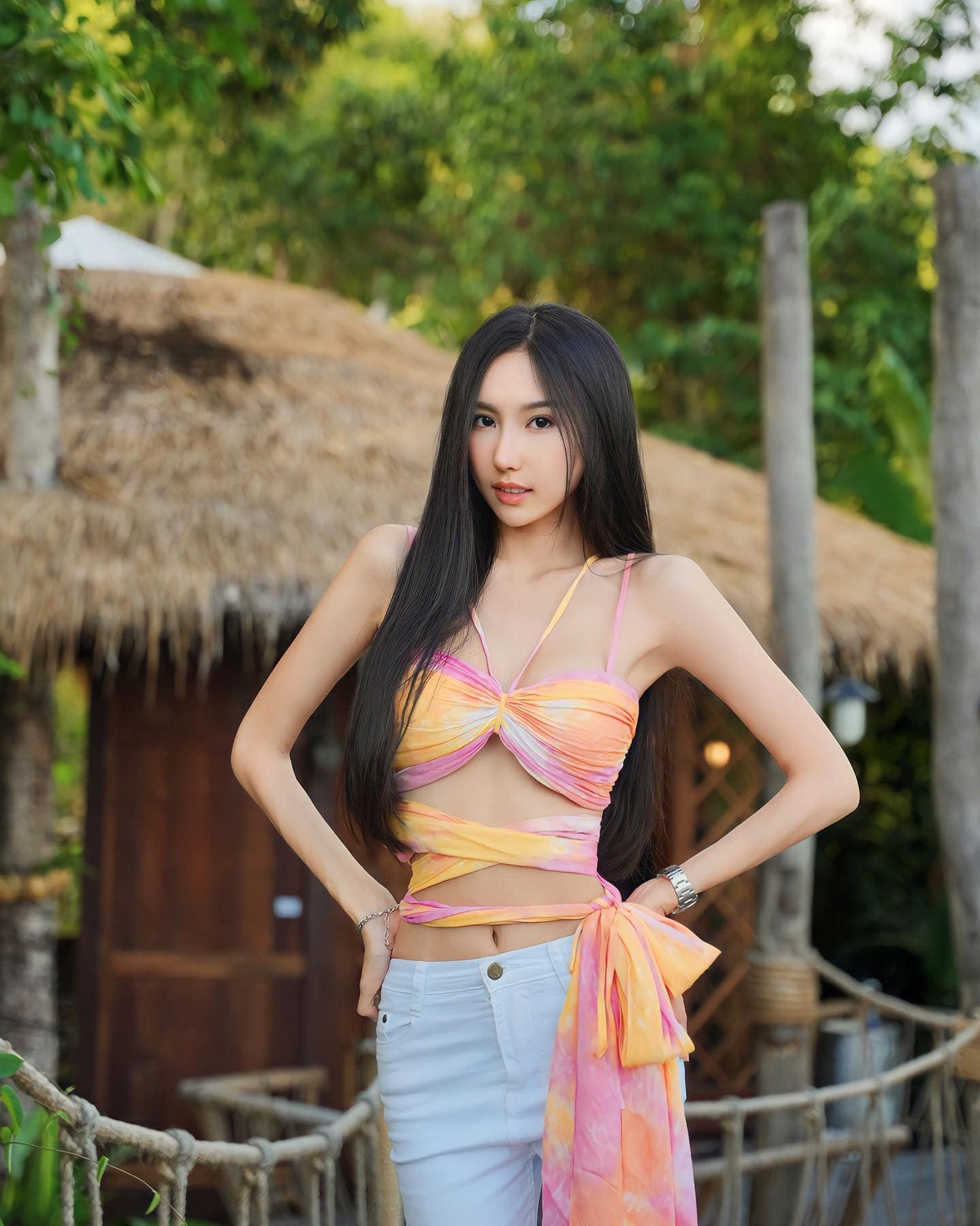 Cô nàng không ngại diện đồ khoét sâu, hở bạo, khoe trọn thân hình cực nóng bỏng của mình.