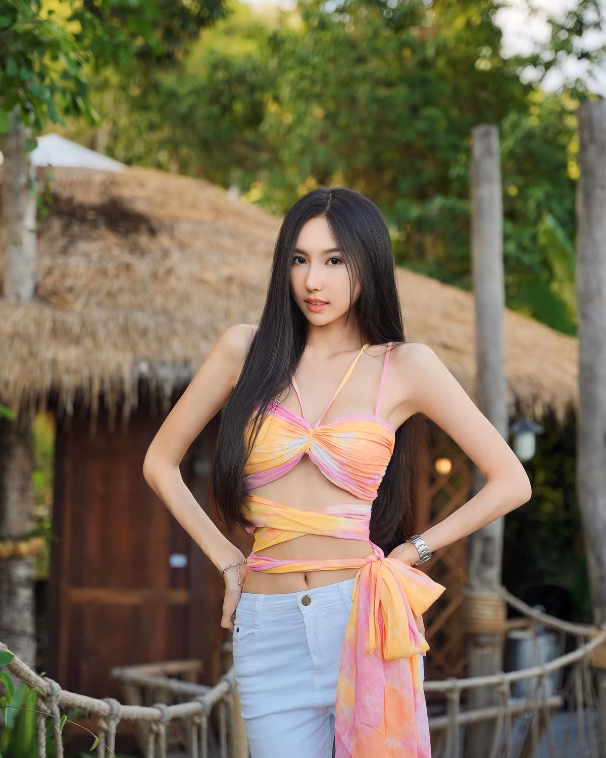 Cô nàng không ngại diện đồ khoét sâu, hở bạo, khoe trọn thân hình cực nóng bỏng của mình.