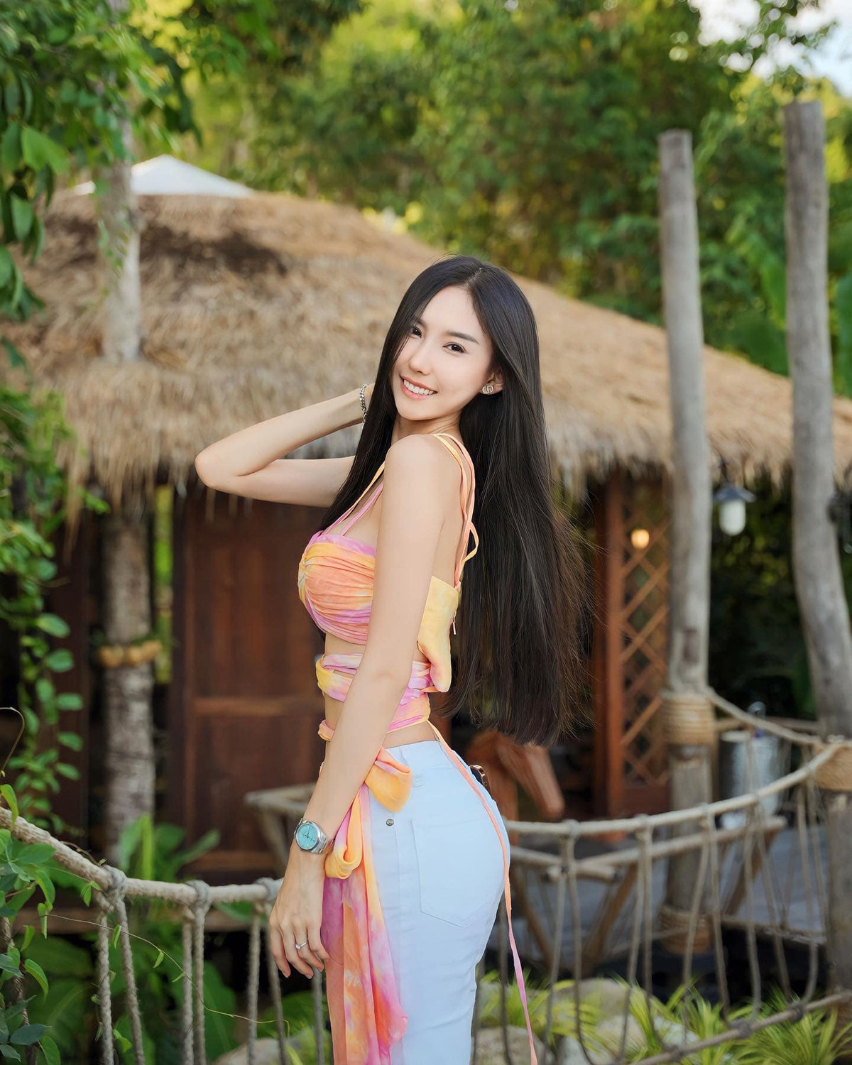 Sau khi tốt nghiệp đại học, Atinuch Wattanasirichaikul chuyển hẳn sang làm người mẫu và có đường hướng dấn thân vào giới giải trí.