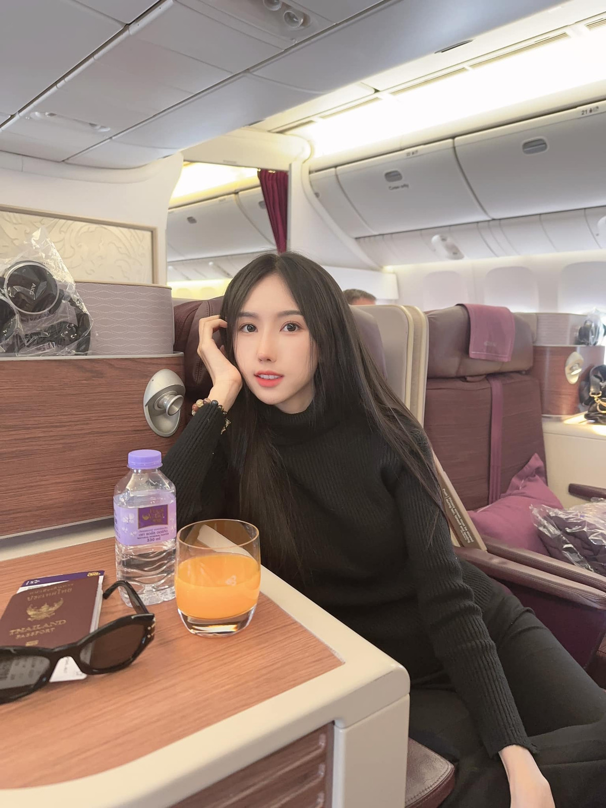 Có gương mặt khả ái, mũi cao dọc dừa, đôi mắt to, làn da trắng và thần thái hút hồn, hot girl Thái Lan được nhiều chàng trai theo đuổi.