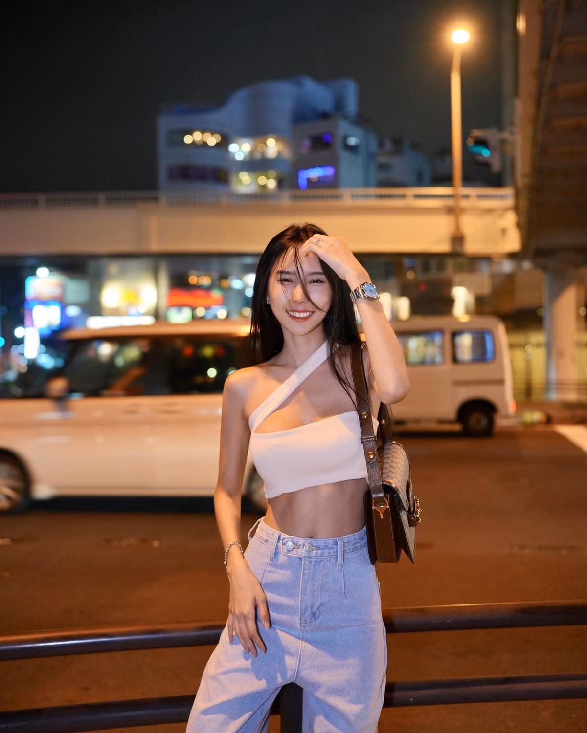 Sở hữu nhan sắc và dáng vóc nổi bật, cô nàng còn được người hâm mộ ưu ái gọi là "thiên thần".