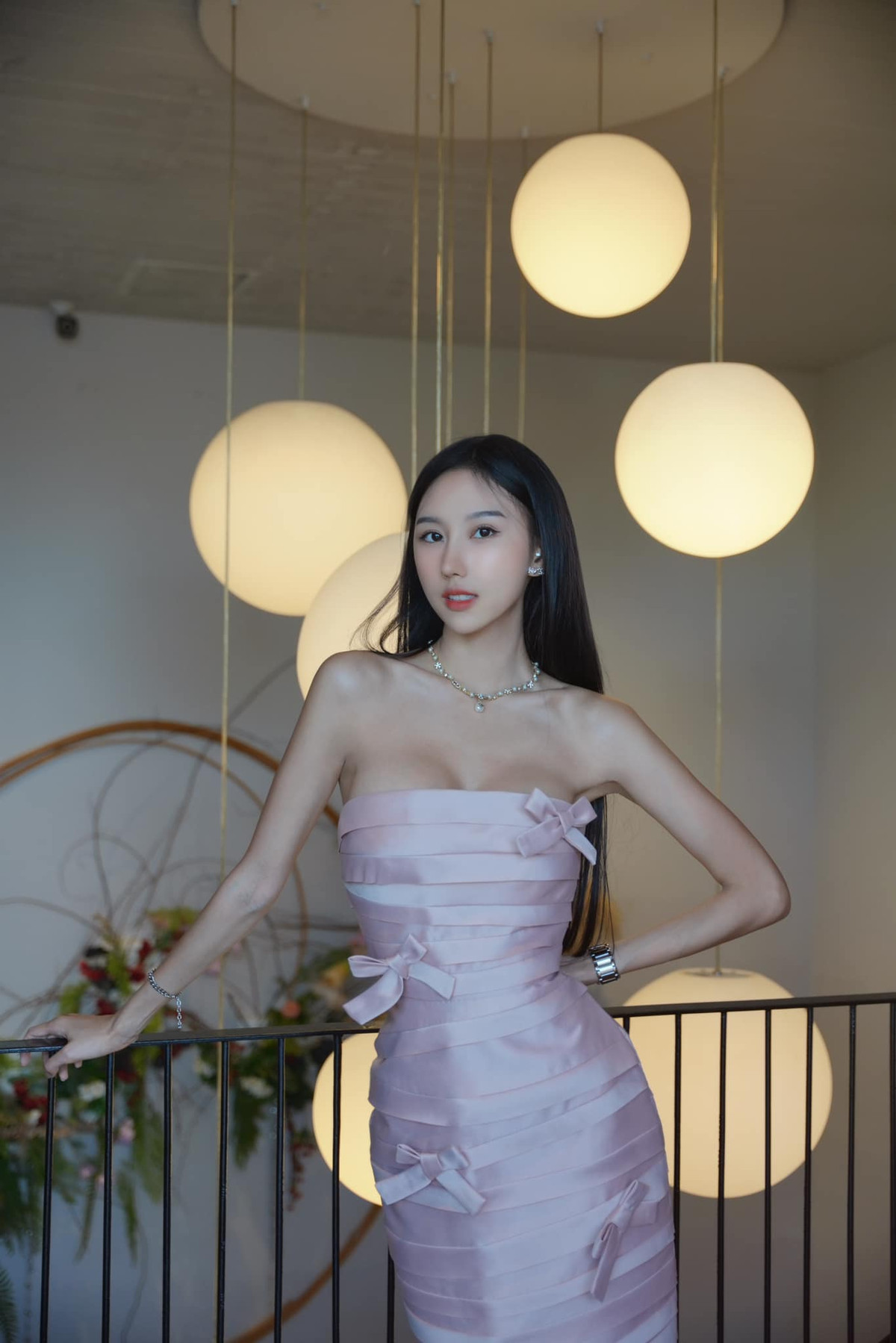 Atinuch Wattanasirichaikul từng nổi tiếng mạng xã hội Thái Lan với bức ảnh chụp lén thời còn học phổ thông, cũng kể từ đó mà cô nàng được mệnh danh là "hot girl học đường".