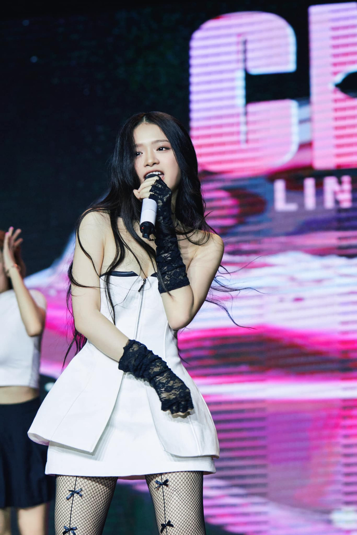 Cô gái sinh năm 2002 nổi tiếng là “hot girl” từ lúc học cấp 3, nhưng liên tục nhận nhiều đánh giá không tốt khi cover (hát lại) một số ca khúc nổi tiếng, từ Em gái mưa (Hương Tràm) đến Fake Love (BTS).