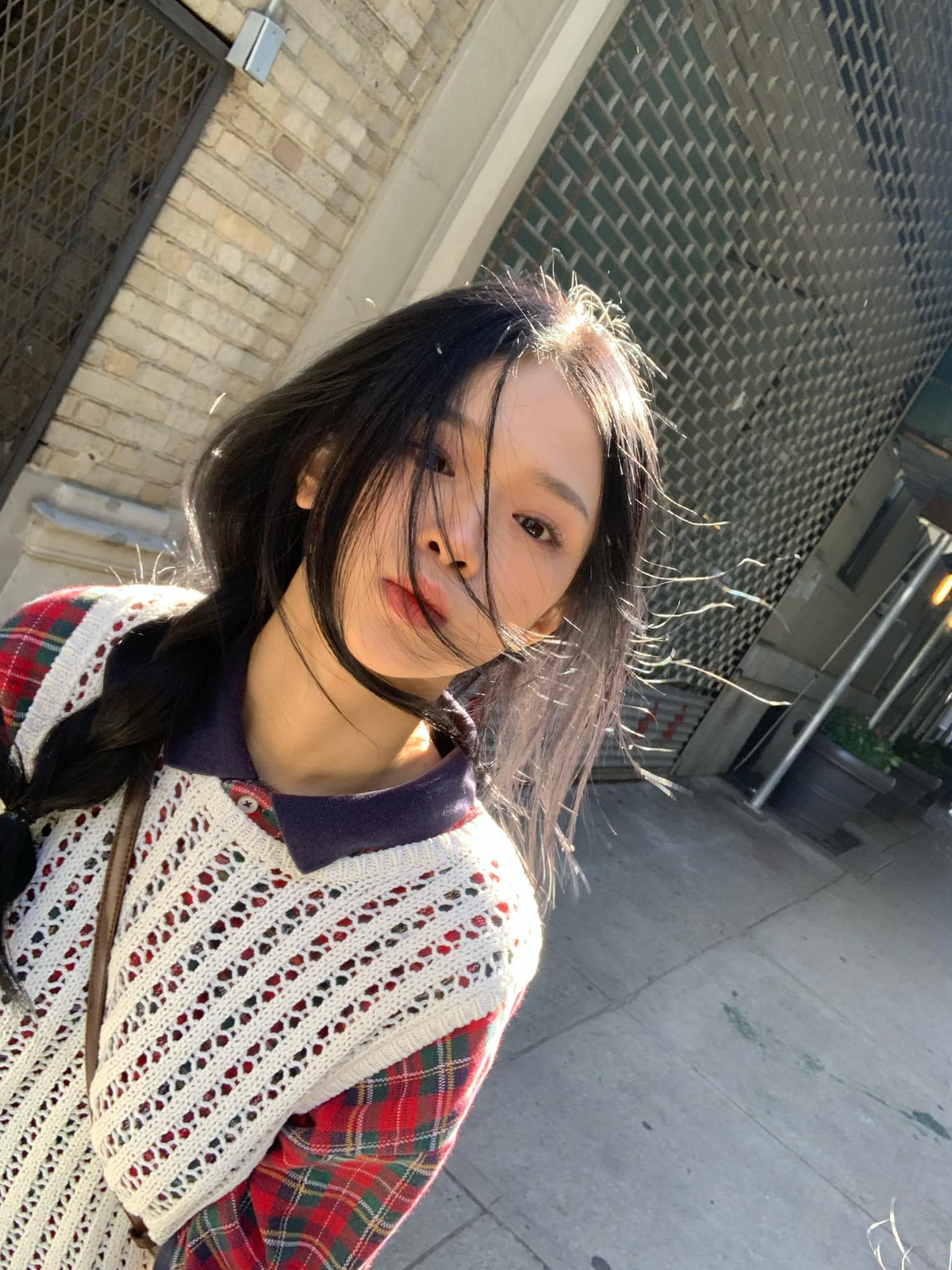 Việc chỉnh sửa trang phục trên sân khấu của người đẹp nhận được lời khen từ khán giả.