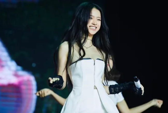 Mới đây, Linh Ka có buổi biểu diễn trước hàng ngàn người tại một trường đại học. Bên cạnh giọng hát, phong cách ăn mặc của hot teen một thời tiếp tục thu hút sự chú ý của đông đảo cư dân mạng.