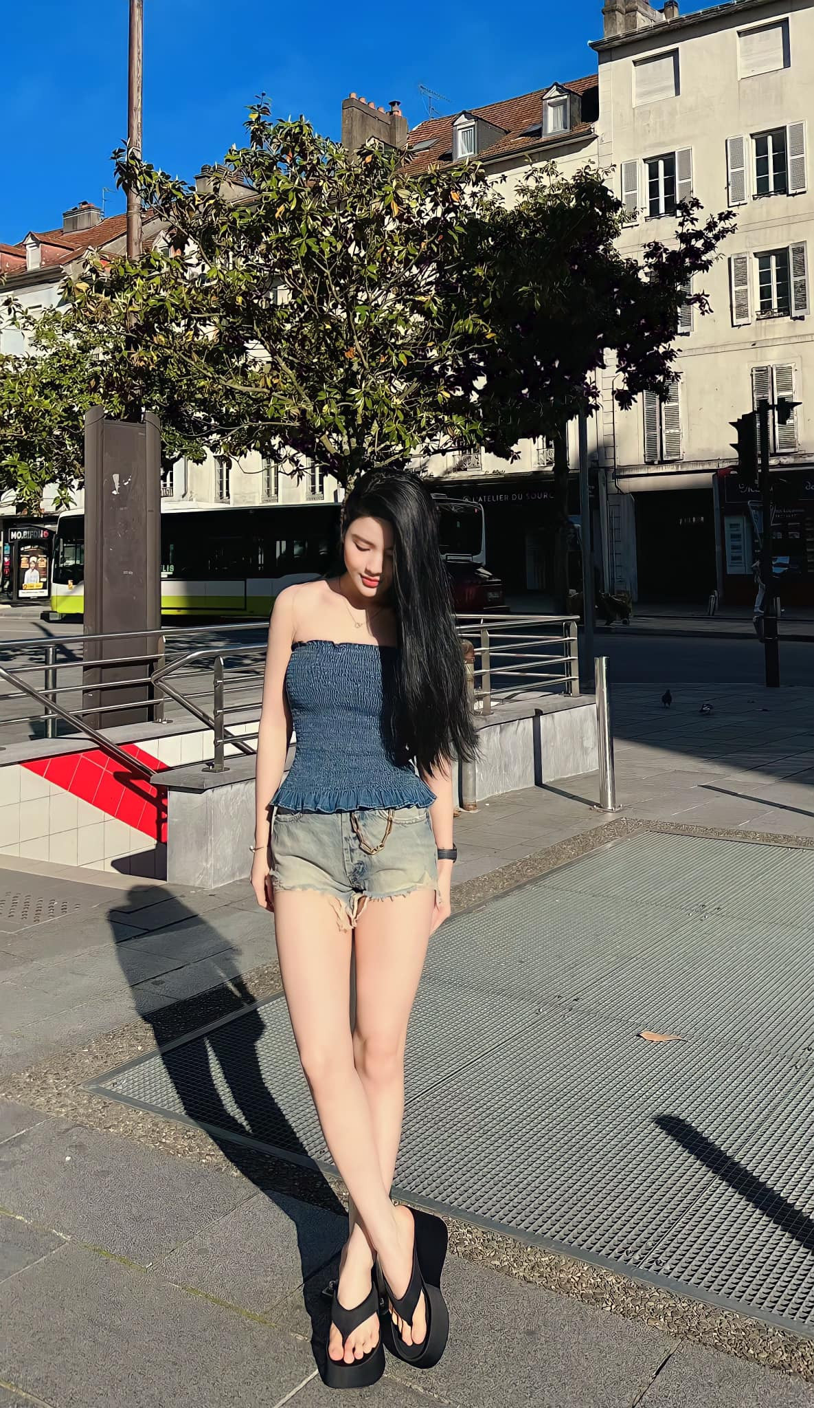 Gương mặt đẹp, các đường nét sắc sảo cộng thêm thân hình mảnh mai, chiều cao ấn tượng, Chu Thanh Huyền dễ dàng nổi bật trước công chúng.