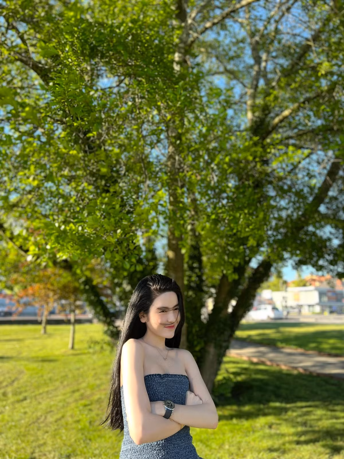 Hot girl sinh năm 1994 cũng có gout thời trang đa dạng, không hề đóng khung mình trong bất cứ phong cách nào.