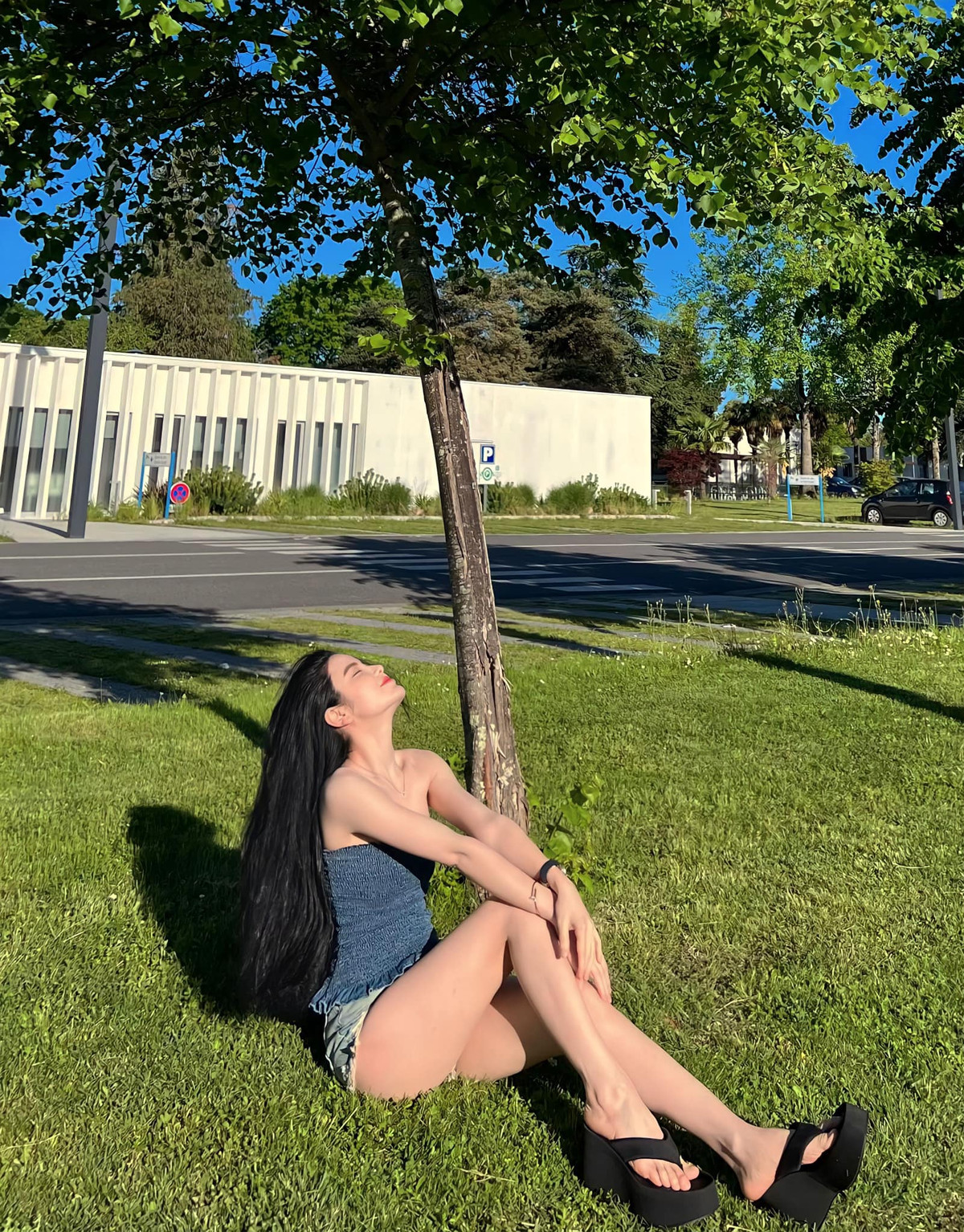 Nhờ sự linh hoạt trong phong cách, bạn gái của Quang Hải thường được khen trẻ hơn tuổi thật.