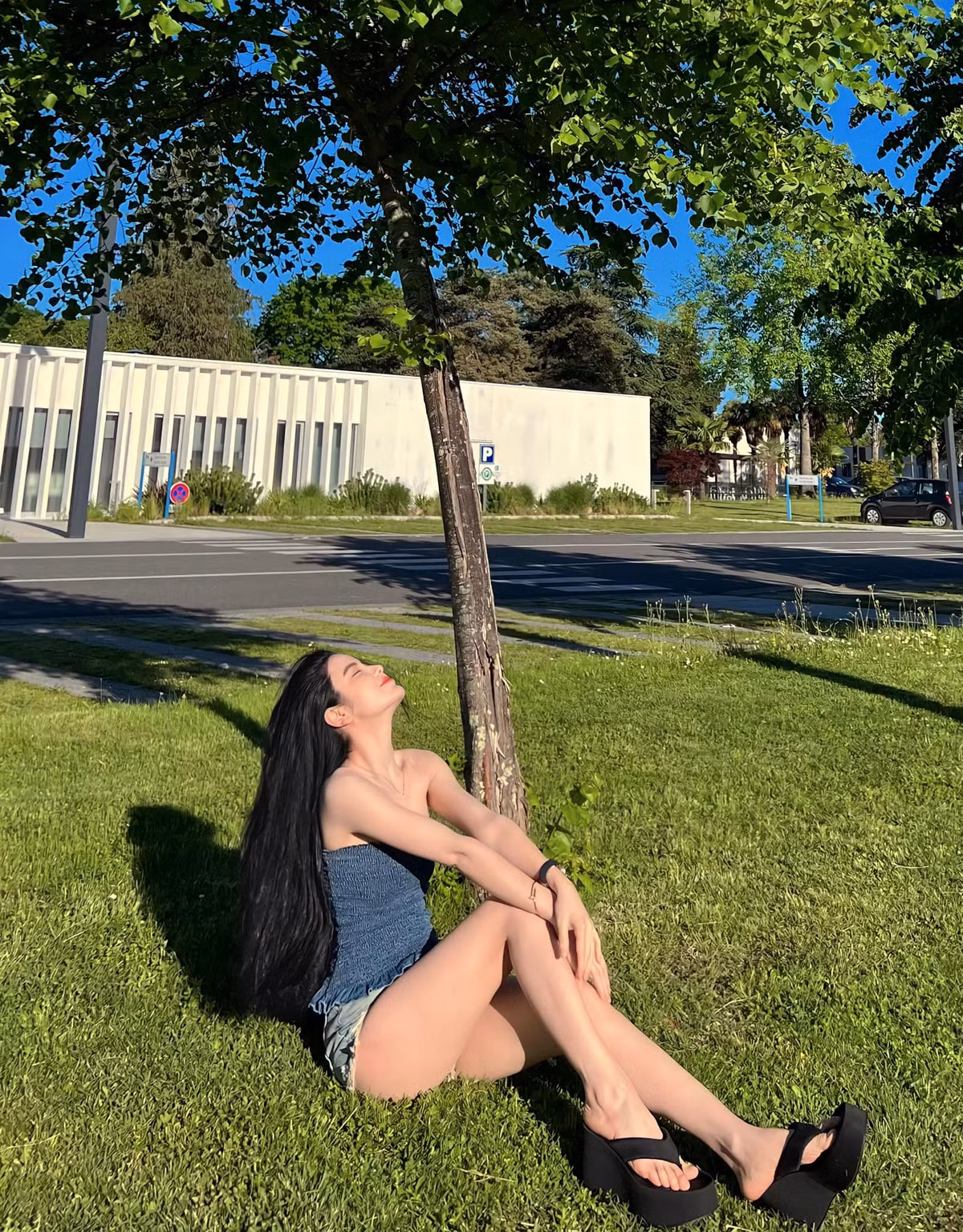 Nhờ sự linh hoạt trong phong cách, bạn gái của Quang Hải thường được khen trẻ hơn tuổi thật.