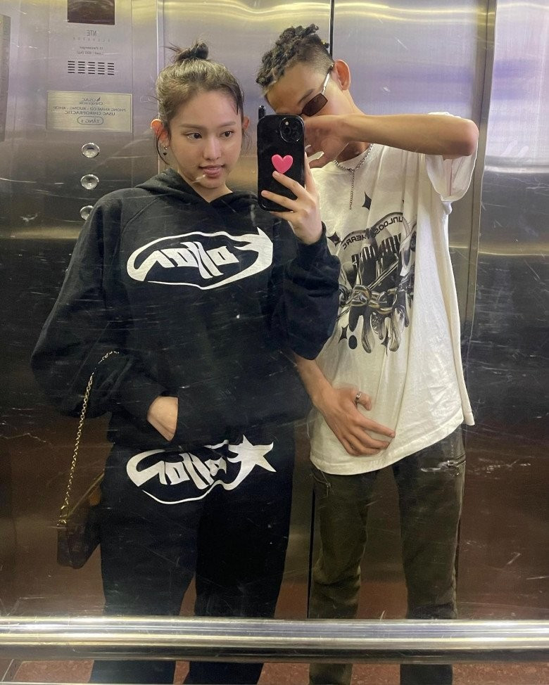 Sau nhiều năm gây sóng gió, thời gian qua "hot girl thị phi" khiến nhiều người ngỡ ngàng khi ăn mặc kín đáo lạ thường.