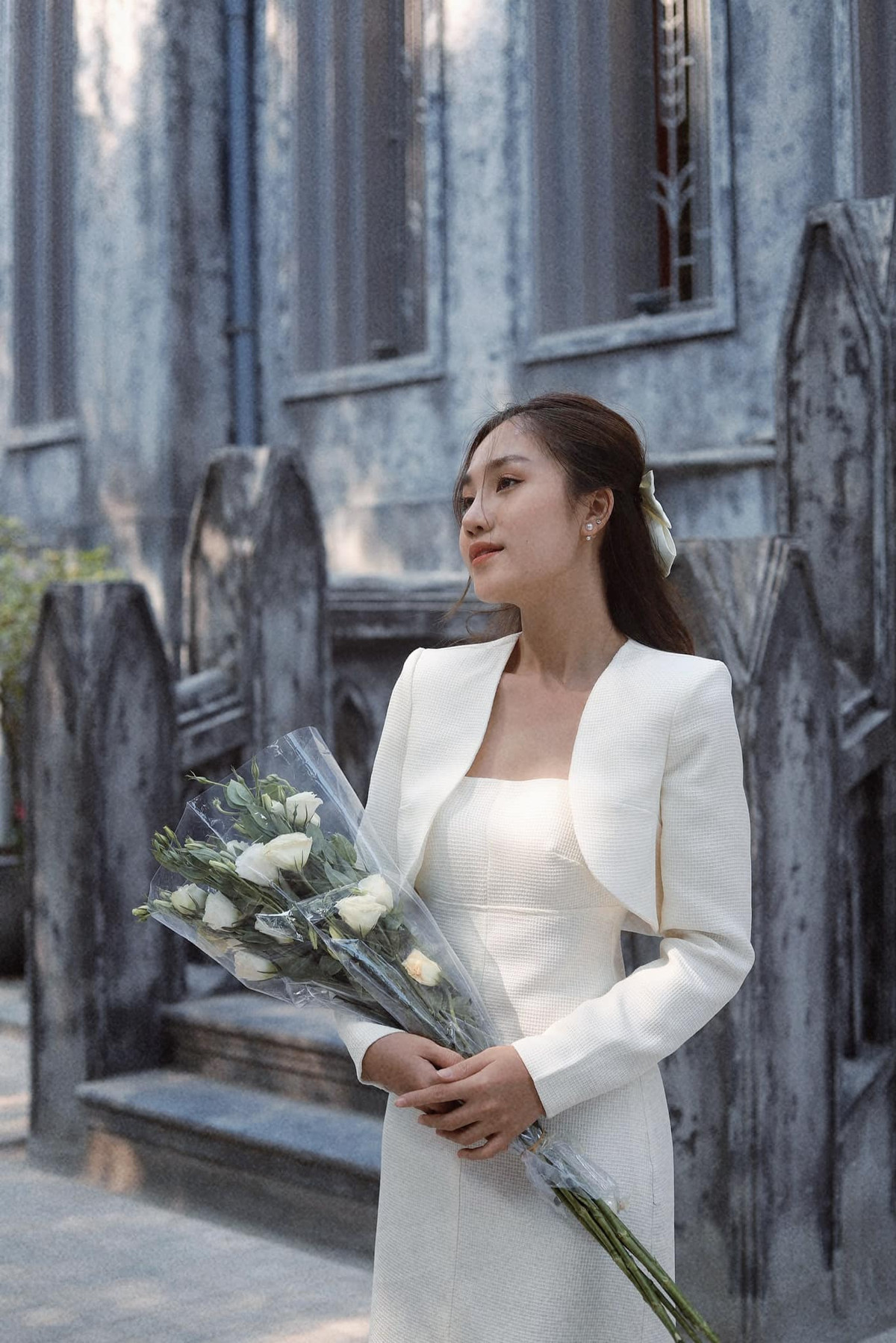 Thân hình mảnh mai, gương mặt thon gọn của nữ MC xinh đẹp này làm cô luôn nổi bật ở mọi góc hình.