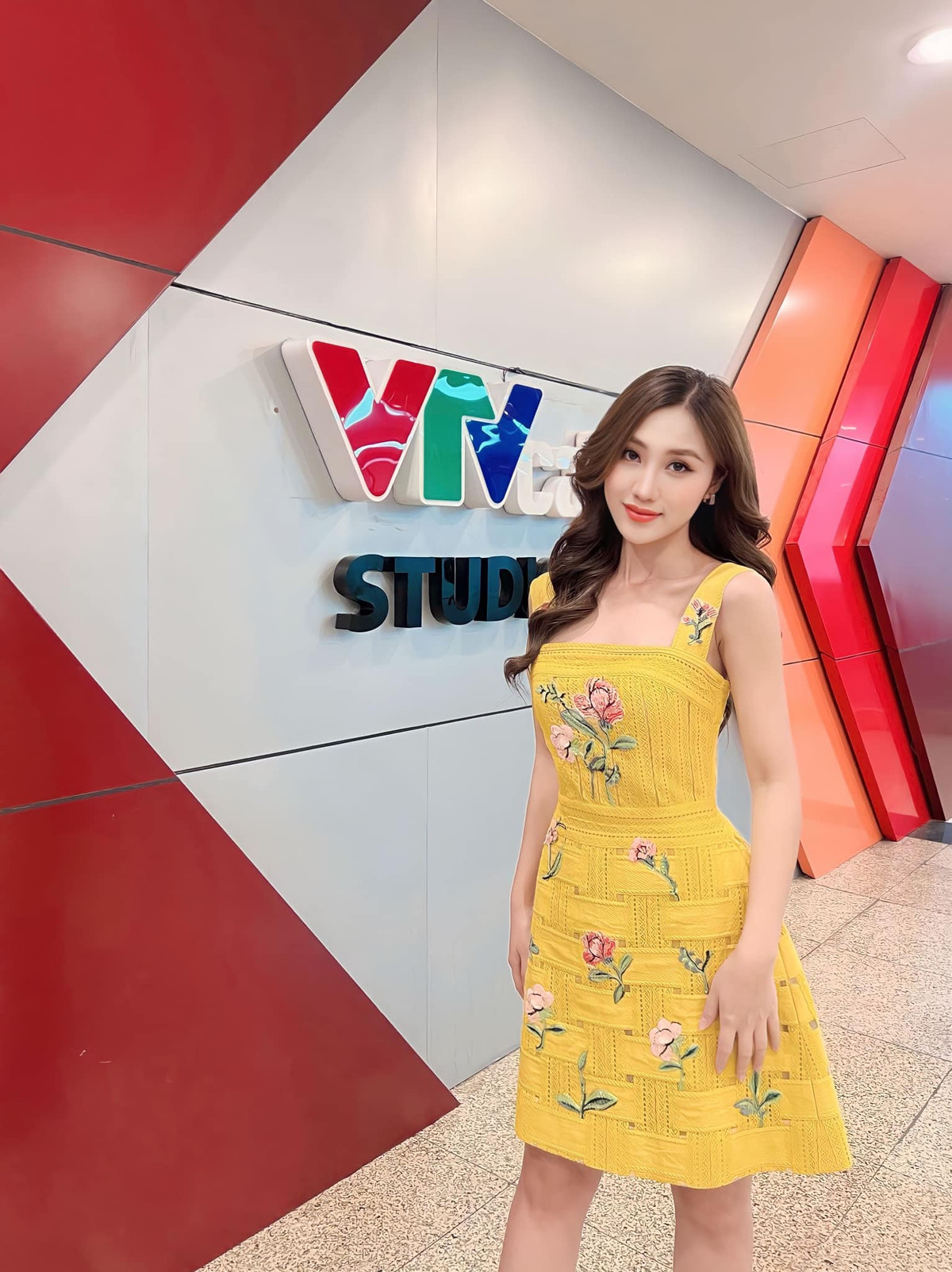 Nữ MC VTV thường đăng tải những khoảnh khắc dẫn chương trình hay đi sự kiện trên trang cá nhân gây chú ý.
